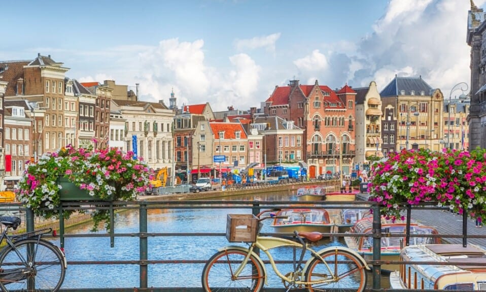 Amsterdam en haar grachten: een meesterwerk van waterbouw