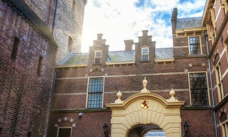 Hofjeswandeling in Den Haag: Verstopte paleistuinen en koninklijke routes